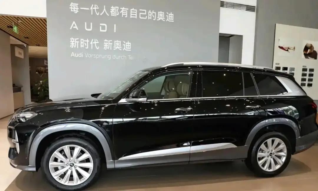 上市才 7 天直接官降 15.59 万，上汽奥迪 A7L 这波价格看得人看不懂。


说的是上汽奥迪 A7L。8 月 27 日刚刚发布2026款，指导价41.87万到66.62万，七个版本，黑武士版、RS竞速版，一个也没少。

结果才过了一周，9 月 3 日官方限时价直接跳到了26.28万起。