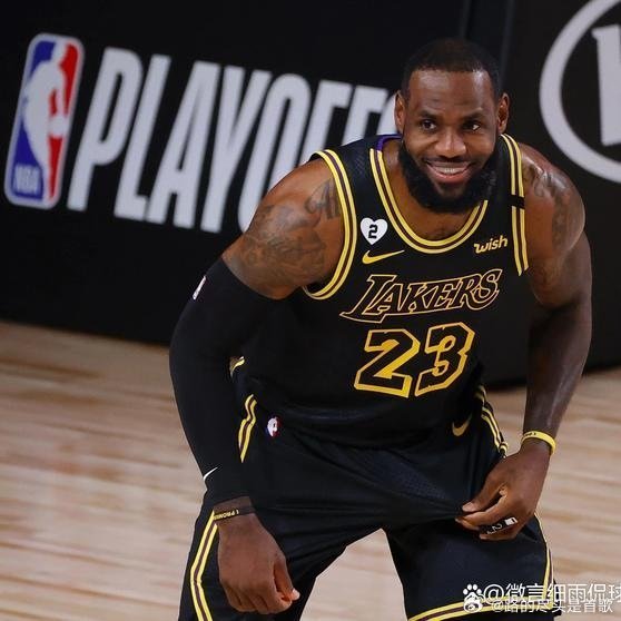 《勒布朗·詹姆斯：一个人就是一家上市公司，NBA的“流量之王”是如何炼成的》2026年8月，一条消息刷爆了全球体育圈：41岁的勒布朗·詹姆斯在YouTube开通个人频道，仅仅24小时，订阅量突破40.5万，直接碾压NBA30支球队中的26支官方账号。 ​