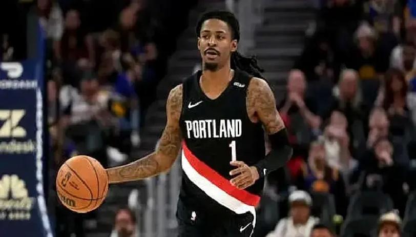 NBA全明星后卫莫兰特突然点名夸赞杨瀚森，很多人第一反应居然是“这不会又是商业客套吧”？
但这回还真不是随口捧场。
在满屏都是飞天遁地吃饼怪的时代，一个2米16的大个子，能在高位站住当轴心，手递手挡拆、脑后传球给空切队友喂饼，这种球商在外人眼里那是真眼馋。
过去这几年，咱们见过太多身板炸裂的天