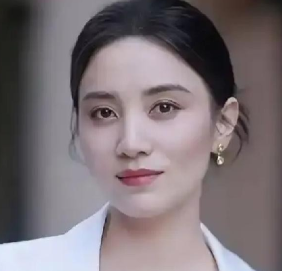 宋佳结婚后，竟然连续四十天没能踏进家门半步。她老公王伟不仅没闹，还拎着一箱东北特产在剧组楼下等了4小时，见了15分钟面就问了一句：“大酱要不要多带一罐？”

主要信源：（中华网——女星宋佳被曝已婚，小7岁丈夫是导演，导演找女演员很正常）

1980年，哈尔滨。

宋佳来到人世。

家里给她选了柳琴，