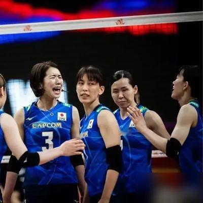 日本女排输球那晚，石川真佑正在意大利拿冠军。亚运会金牌榜韩国3金领跑，中国1金2铜，日本2金4银。男排派二队，女排主力缺席，日本队把亚运当练兵场了。
结果练出个寂寞，男女排双双丢金。最扎眼的是队长石川真佑压根没来。人家在诺瓦拉刚捧完CEV杯，4月1号才回日本，张嘴就是备战奥运。
有山有田，山上无