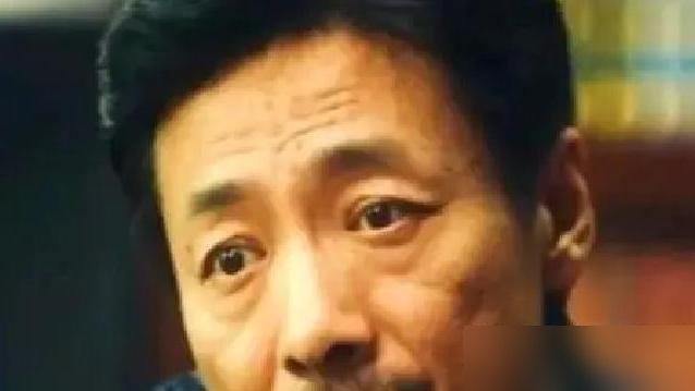 祖峰往审讯室一坐，对面欧豪汗都下来了。
《交锋》里那场对手戏，祖峰是临时被拉去救场的。没剧本，没走戏，导演就一句“您随便问”。结果他往那一靠，眼皮一抬，欧豪直接卡壳了。
王凯在旁边看得直乐，说这哪是演戏，这是真审。
你看他演朱应甲，不瞪眼不吼人，说话慢悠悠的，可那股子压迫感从屏幕里渗出来。观众
