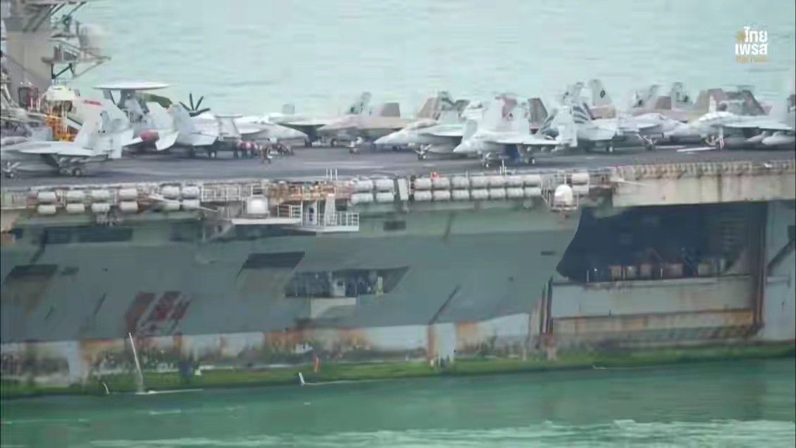 CVN-72 林肯号核动力航空母舰在泰国靠港 [并不简单] 

看看出海部署272天后的美国航母是什么鬼样子？其斑驳的船身就像一艘快退役报废的战舰[哈哈]

林肯号水线之下都变成了绿色，我敢打包票这艘航母2030年之前再也不可能重新部署了 [阴险]

图源网络

#烽火问鼎计划# ​