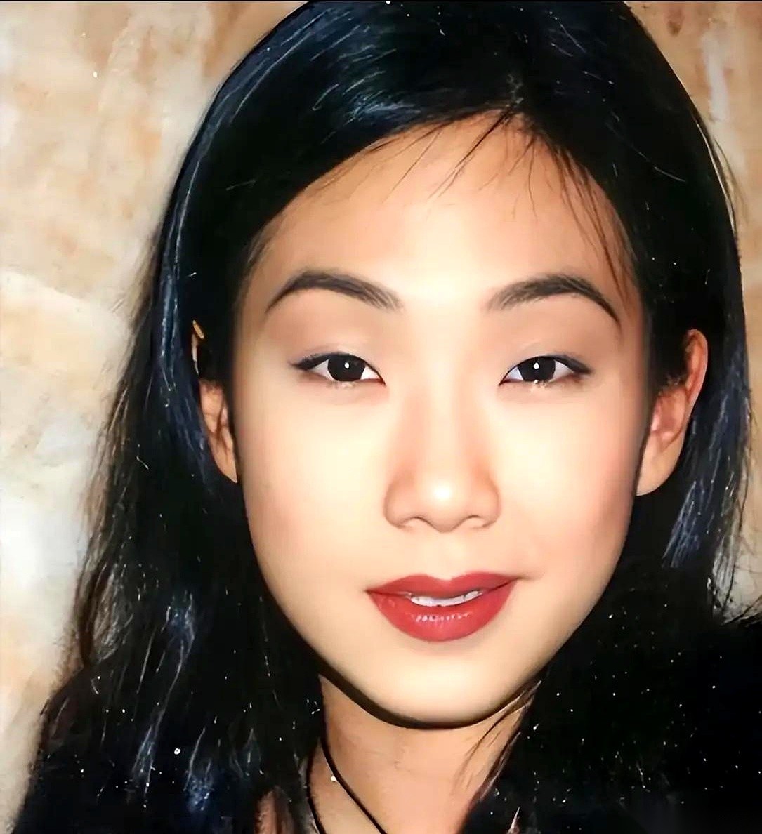 李宗盛和林忆莲的故事，很多人只记得开头有多疯。
却很少有人知道，那个当初追她追到加拿大的男人，最后是被她提的分手。
离婚时，李宗盛对着媒体，一句话捅破了所有体面：“我年近半百，妻离子散，真的是嚎啕大哭。”
一个写尽人间情爱的男人，在自己的婚姻里，哭得像个孩子。
故事的开始，是在录音棚。一个写，一个唱