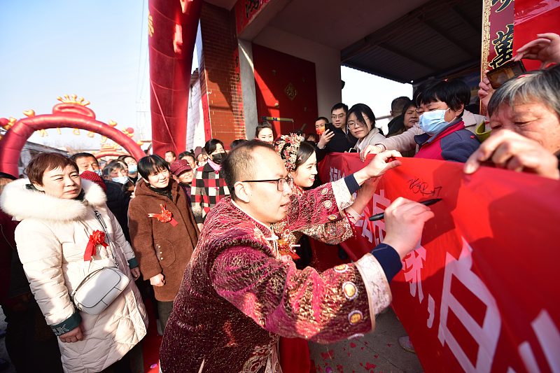 河南新郎遭婚闹被绑树上，亲友拿胶带缠满全身，路人看了都劝不住
大喜的日子，新郎刚迎完亲，转头就被一群朋友按在了树上。有人扯胶带，有人按住胳膊腿，没几分钟新郎就被结结实实缠在了树干上，连胳膊都动不了，旁边一群人举着手机拍，笑的比谁都大声。
一开始大家都以为这是当地图热闹的常规婚闹，结果没几分钟风向就变