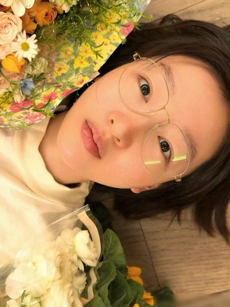 周冬雨素颜上热搜：自信真不靠五官刷到周冬雨在综艺洗完脸戴个帽子就坐高清镜头，高叶当场认证“真没化妆”，我这个老影迷直接不刷别的了。刚洗完脸，扣个帽子就怼到高清镜头前，高叶凑近看了一眼，撂下三个字：“真没化妆。”
弹幕当场就炸了。有人截图放大研究毛孔，有人翻出她早年红毯生图做对比，还有人阴阳怪气说“