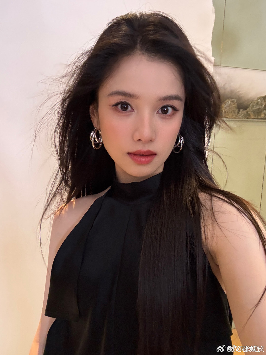 #张婧仪[超话]# zjy#张婧仪代言比亚迪秦max# zjy#张婧仪梦花廷# 
一辈子很短，要么有趣，要么老去 ——《把日子过得有趣》老舍
​