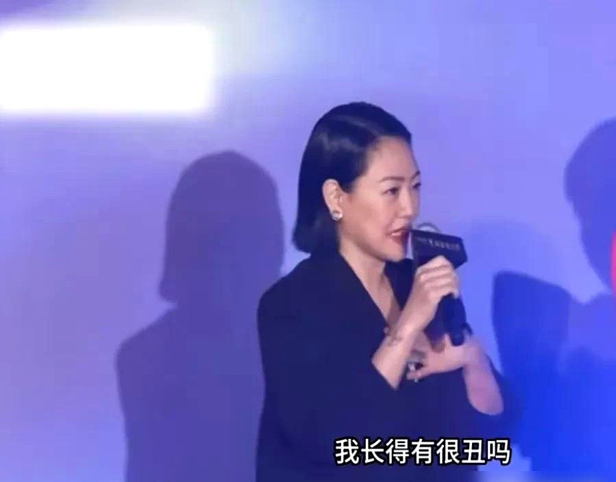 亲生女儿出门被人当成林志玲的孩子，小S当场炸了：“我长得有很丑吗？为什么不说那是我的女儿？”

更扎心的是同框画面。二女儿Lily身高超一米七，黑长直配全妆，连吃完甜点都轻声细语撒娇，小S素颜站在旁边，自嘲像个番薯，气得直接怼女儿：“你要不要叫林志玲来接你？”

林志玲听完不仅乐了，还直夸Lily是