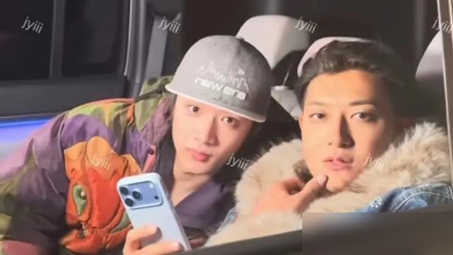 车窗贴上来一张脸，刘耀文和黄子韬当场僵住，连表情管理都忘了。
私生饭举着手机，隔着玻璃怼脸拍，距离近到哈气都能糊满镜头。两人坐在车里，愣了好几秒没反应。
黄子韬什么人，平时怼天怼地，这会儿也只剩本能往后缩。刘耀文更别说了，眼睛瞪圆，手都不知道往哪放。
这俩在综艺里互怼跟说相声似的，一个敢开车一