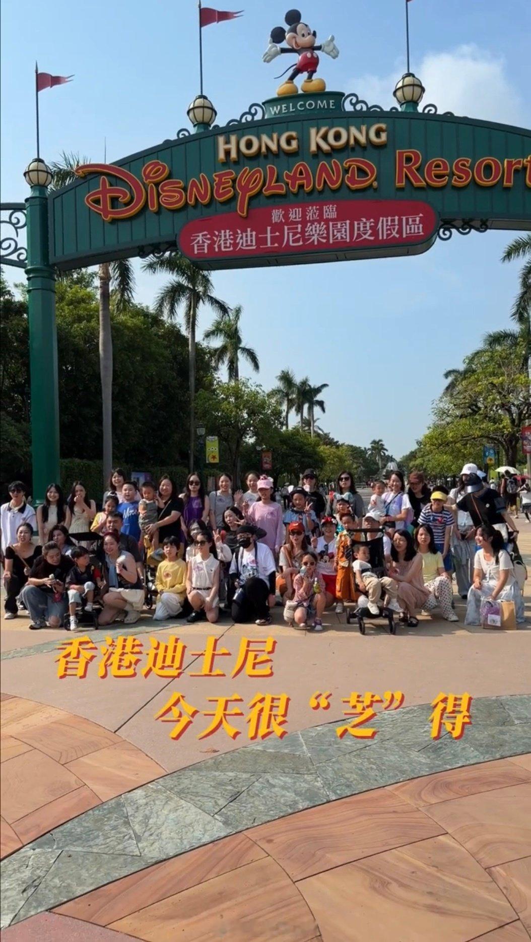 #张柏芝香港迪士尼vlog#说到做到这点真的戳人，张柏芝当初在生日会提到的事，没多久就组织大家奔赴香港迪士尼乐园。#张柏芝请粉丝去香港迪士尼# ​