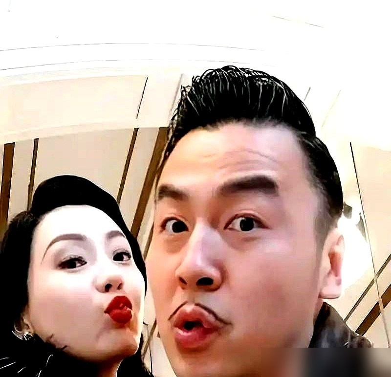 数姐，咱俩亲嘴，姐夫真不介意啊？雷佳音开机前腿肚子都转筋，憋出这么一句。
陈数耳根子刷地红了，嘴上却没软：这是工作，他支持。转头还得哄他，忘掉机器，忘掉人。
真开拍，雷佳音汗珠子直冒，紧张得频频NG，导演脸都黑了。旁边陈数不慌，一句句递话，带着他松下来。最后一条过了，全场鼓掌。
周冬雨也一样，