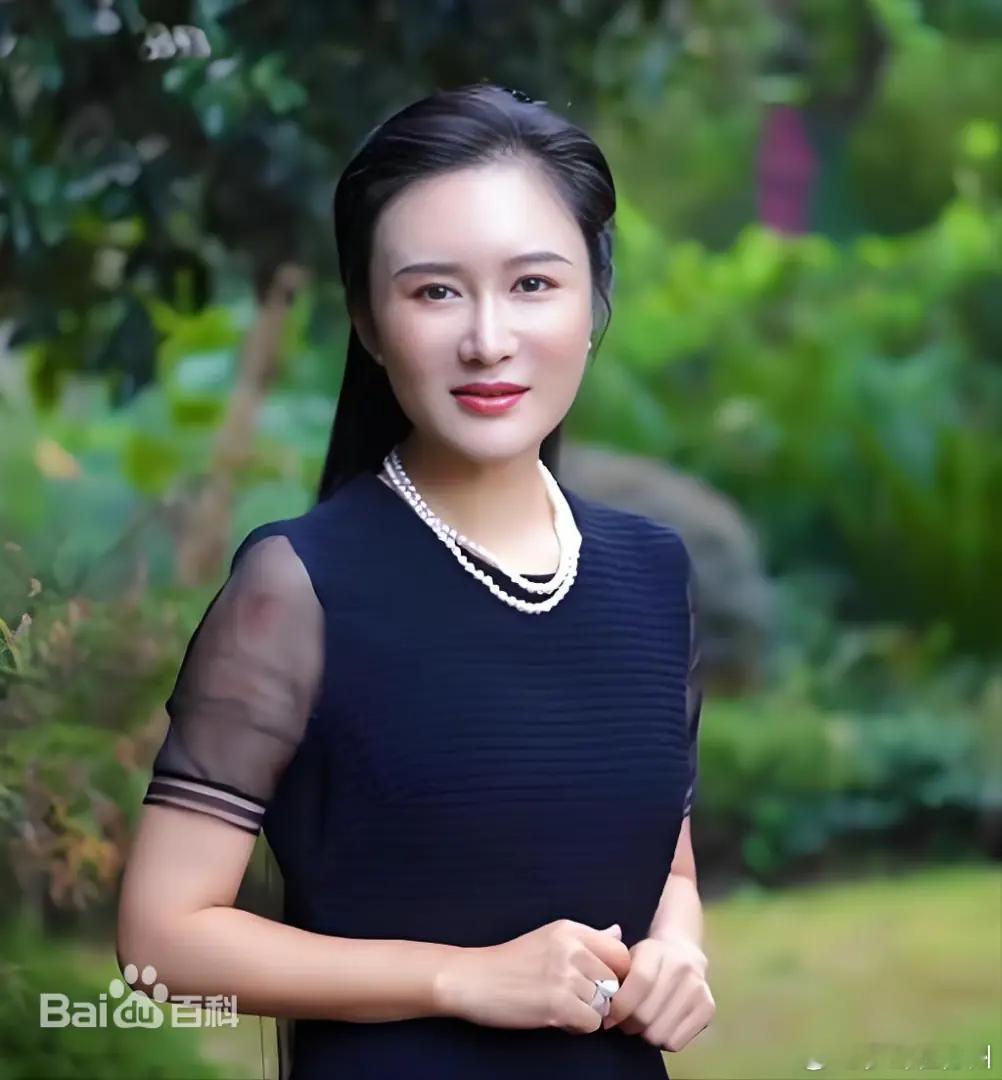 #张纪中妻子备孕5胎#

张纪中喜欢的女人，一直没变过——都是强的、有能力的、能带他上台阶的。

第一任王玎，给了他入场的资格。

当时的张纪中什么底子？煤矿工人、插队知青。没有她，他可能连演艺圈的门都摸不到。

第二任樊馨蔓，给了他高度。

央视《感动中国》总导演，文字好、人脉广、策划能力 ​