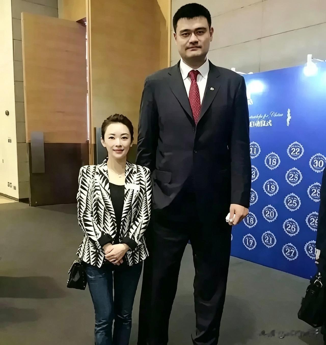 姚明身高2米26，站在1米6的潘晓婷身旁，第一眼看去还真让人分不清谁是主角。
那张照片里，九球天后的头顶只到姚明的胸口，两人站在一起，活脱脱像是大人带着孩子。
还有更明显的。追梦格林，在NBA是出了名的壮汉，身高2米01，够魁梧了吧。可往姚明身边一站，立刻显得细长。姚明140公斤的体魄往那儿一立