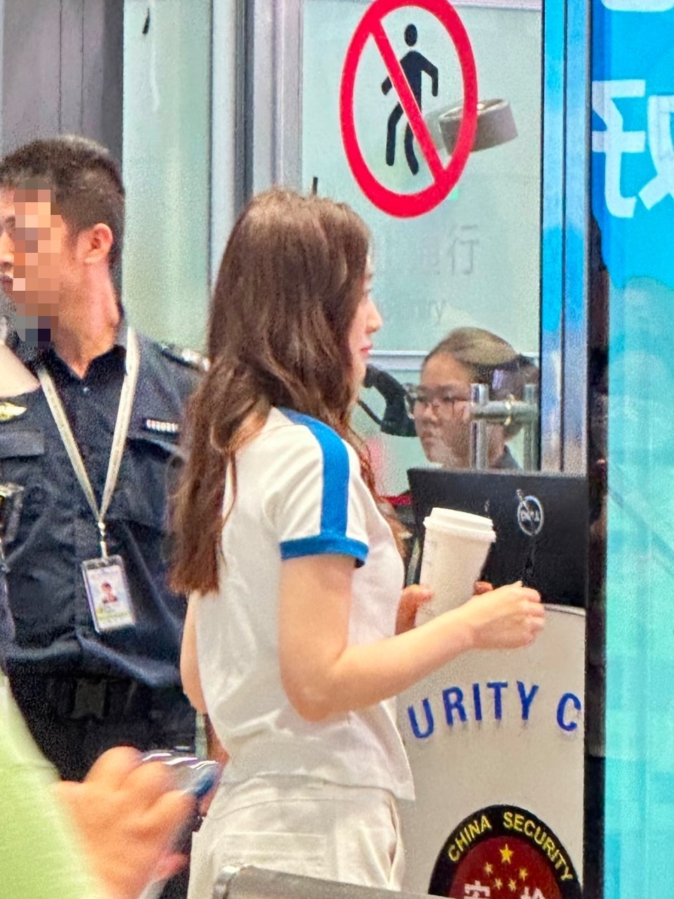 李小冉长沙黄沙机场偶遇生图，跟粉丝互动时非常热情，完全满足粉丝想要的饭撒，超多粉丝在场，线下又白又美，还超级温柔，一直在关心粉丝注意安全。谁能不爱一个这么温柔又姐姐型的偶像呢？ ​
