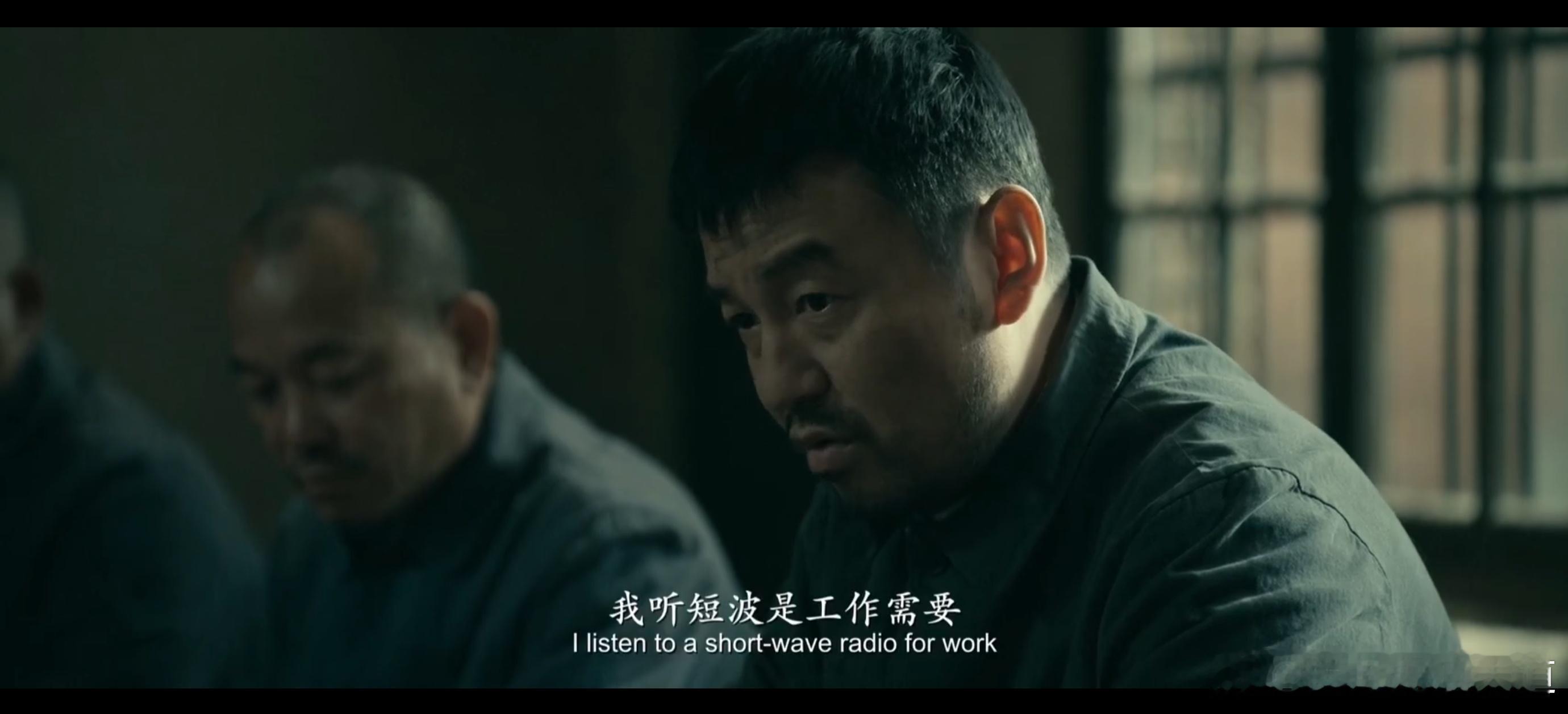 冯小刚的《抓特务》，从艺术表现来说真是一部相当不错的电影。
       老中青三代大咖，时间跨度49年10月1日到改革开放，各人物都历经了时代的千锤百炼，令人感慨万千。
        可惜，被网络无意义爆炒到完全扭曲。令不少人和一部不错的电影失之交臂。
       1954年冬，冯静波（胡歌）和老婆眉子吵架 ​