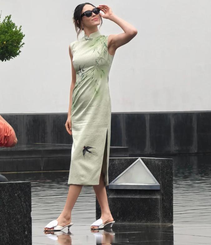谷爱凌打卡苏州博物馆！一身豆绿旗袍衬得，搭配刘海显得违和，穿拖鞋甩了一腿泥！ ​
