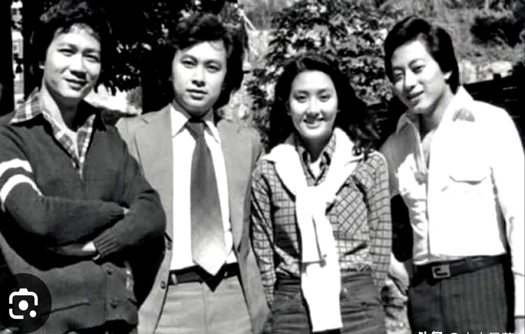 现在还能认全这套阵容的，起码奔五了。

1978年的老剧《变色龙》，当年是李兆熊监制。翻出老照片才发现，主演是潘志文、刘志荣、刘纬民、马敏儿，后头还跟着魏秋桦、蔡琼辉、张瑛、邓碧云、李月清和吴回。

老戏骨全在这了。

这剧当年播的时候，你追过没有？里面这几位，你现在还能叫出名字的有几个？