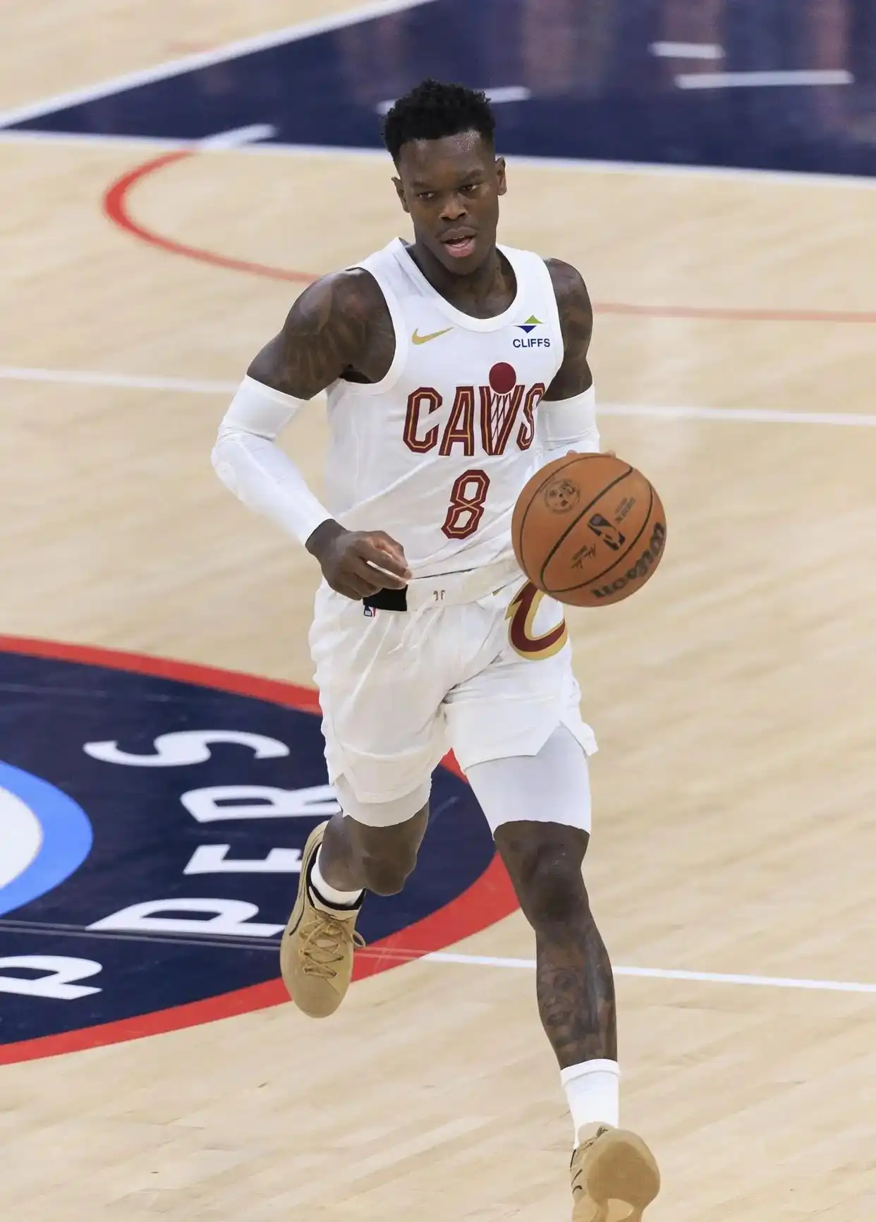 NBA历史&34;流浪王&34;！施罗德被交易到黄蜂

施罗德又被交易了！这次是生涯第12支球队，距离NBA历史纪录只差1支 

骑士把施罗德+部分现金送到黄蜂，换回25岁后卫特雷·曼。骑士在这笔交易中向黄蜂送出约400万美元现金。

这笔交易几个看点：

1️⃣ 施罗德成&34;NBA第一流浪汉&34;
老鹰→雷霆→湖人