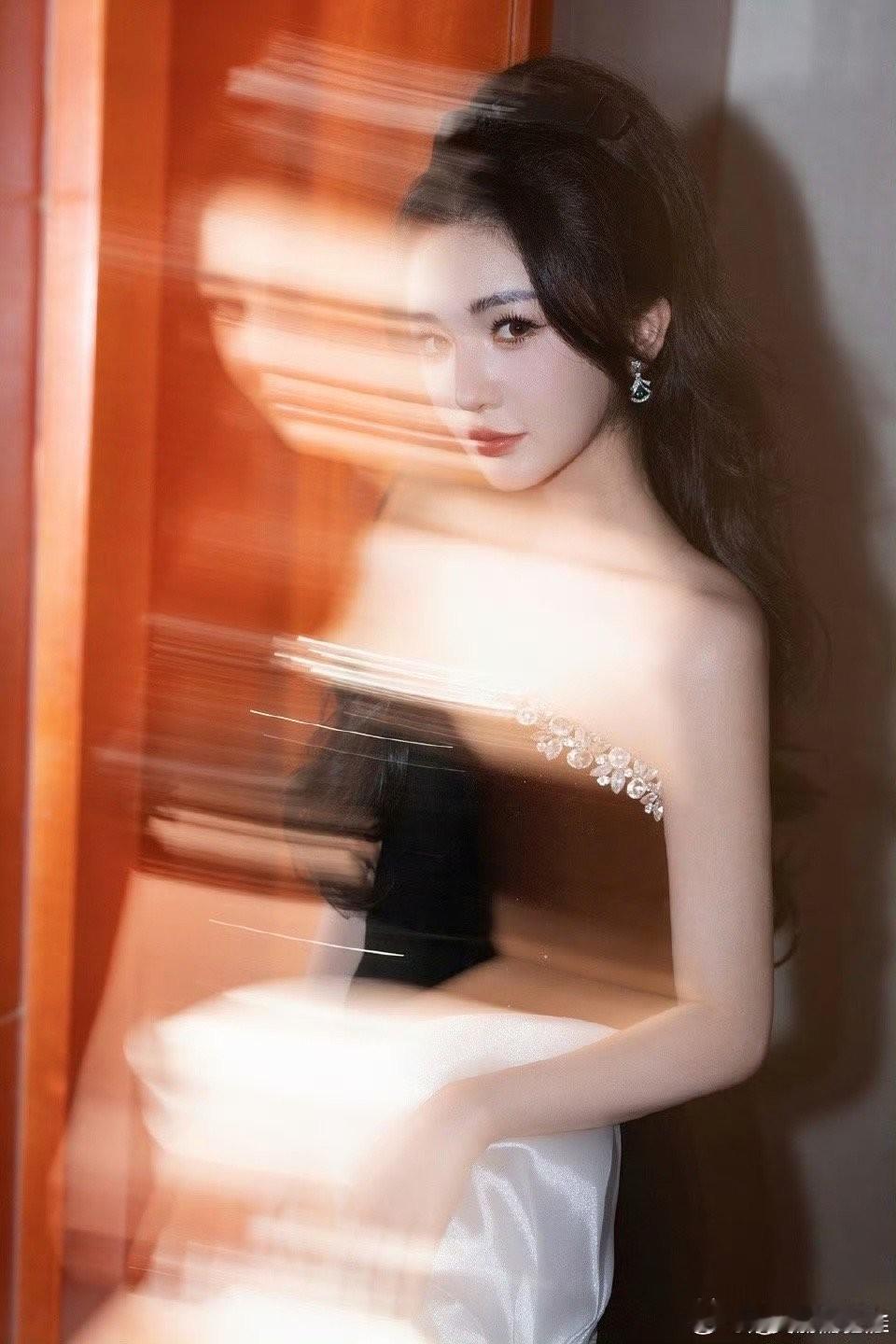 在《疯狂好六夜》舞台上，靳梦佳以一套突破性黑色抹胸裙造型惊艳亮相，彻底...