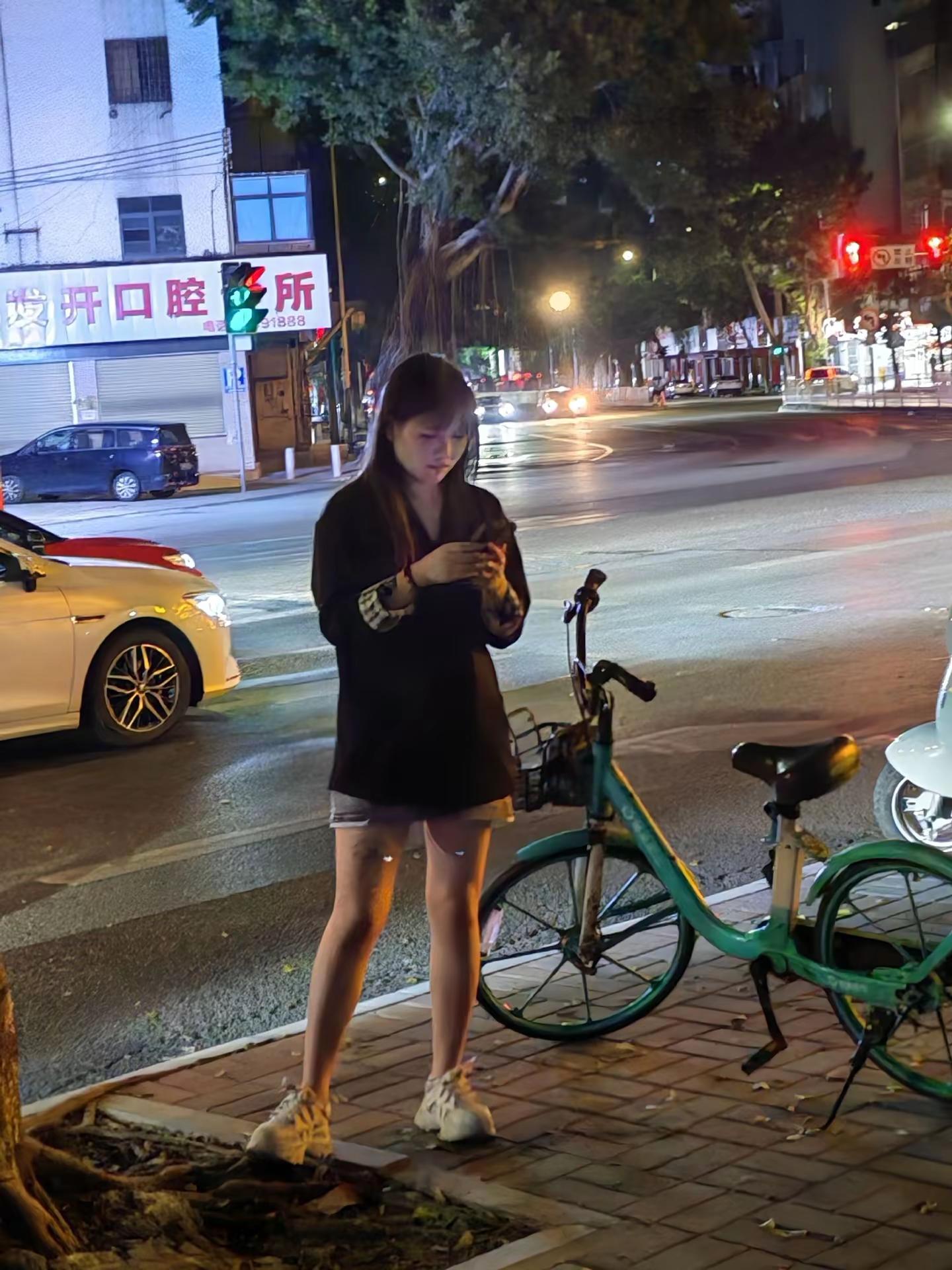 <p>街拍小姐姐穿搭 <!--{img:0}--></p><img s...