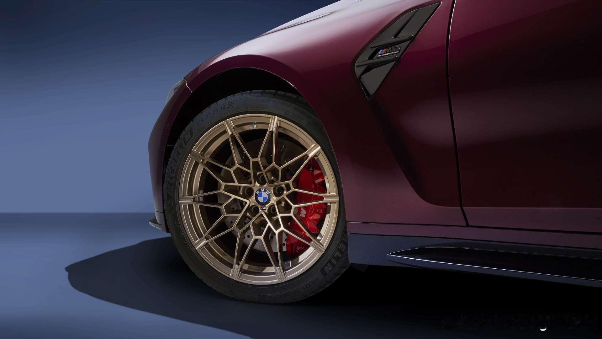 BMW M3 40周年限量版

轿车与旅行车各20台[馋嘴]，我觉得宝马是最适配铜色轮毂的品牌，没有之一。 ​