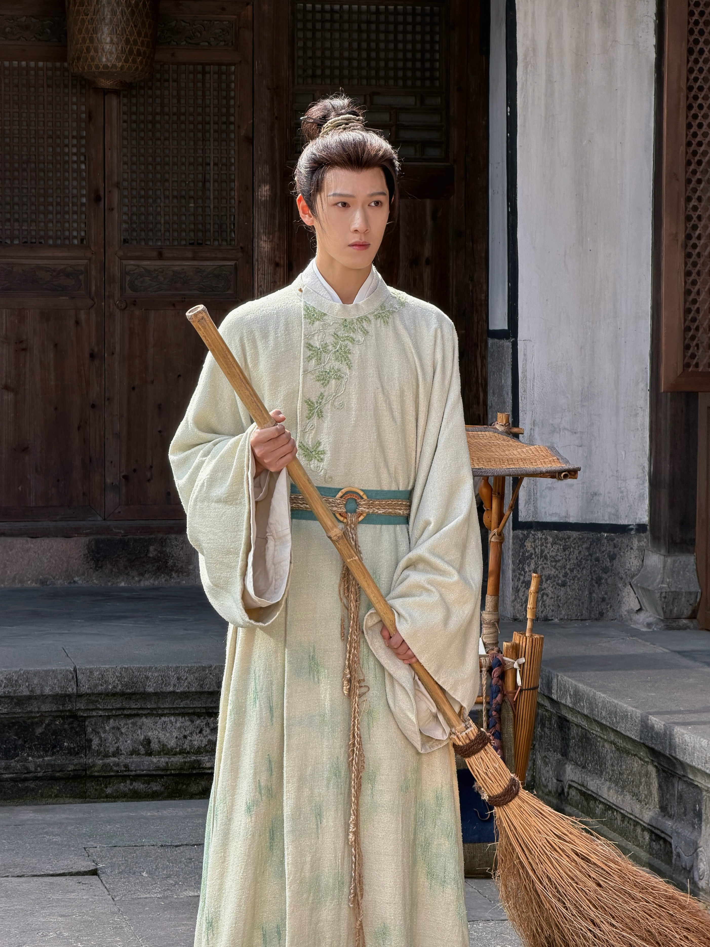 李昀锐为什么叫 &34;小林&34;？不是艺名也不是念快了，真相和五行有关！

一开始以为李昀锐是艺名、本名叫林什么，结果一查 —— 李昀锐就是本名。
又以为是他名字念快了像 &34;林锐&34;，看完评论区才恍然大悟：奶奶说他五行缺木，于是就叫小林。
为什么不叫大林？因为哥哥已经叫大林了。
为什么不叫小森？还没缺到那个程