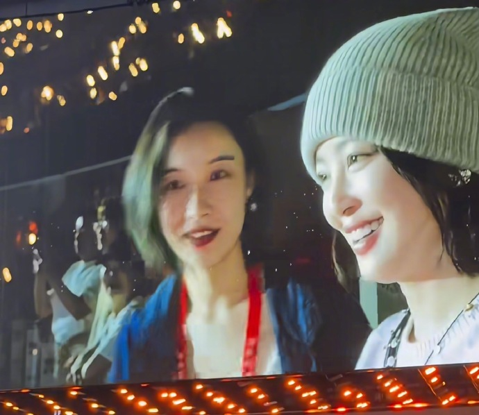 李宇春演唱会没发通稿，半个娱乐圈却自费来了，这背后藏着一个残酷真相
李宇春北京收官夜，肖战带爸妈来了，陈粒上台弹了十年没碰的键盘，倪妮辛芷蕾举着“向野臭宝”横幅坐观众席，05超女后台重聚。
关键是——没预热、没嘉宾、没通稿。这群人全是自己买票来的。
有人夸她人缘好。但我看到的，是另一个问题：内娱这么