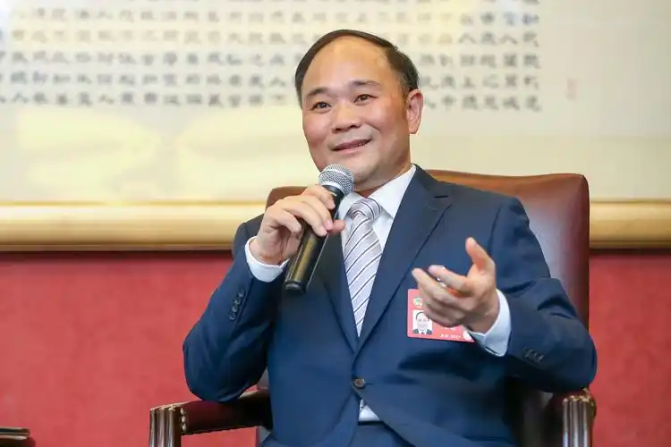 2010 年，李书福掏 18 亿美元从福特手里买下沃尔沃，可福特 11 年前收它时花了 64.5 亿美元。 16 年过去，沃尔沃今年三季度在中国才卖了 2 万辆，比去年同期掉了四成。这笔买卖吉利其实是赚了，只是赚头早不在沃尔沃身上。在中国把沃尔沃挤下去的本土车企里，就有吉利自个儿。
 
（信源：经济