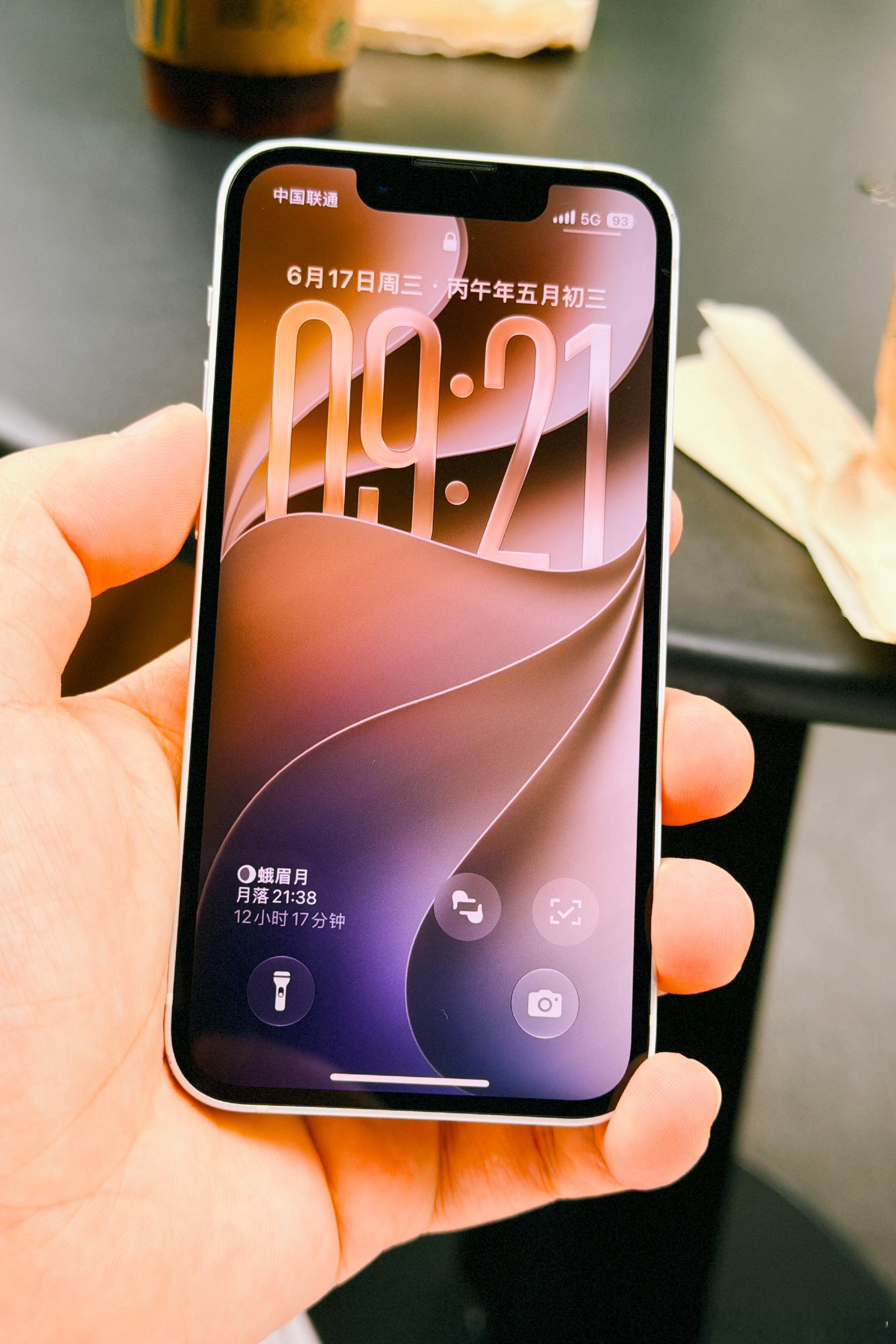 刚试了一下，把手上这台iPhone 13 mini升级到了最新的iOS...