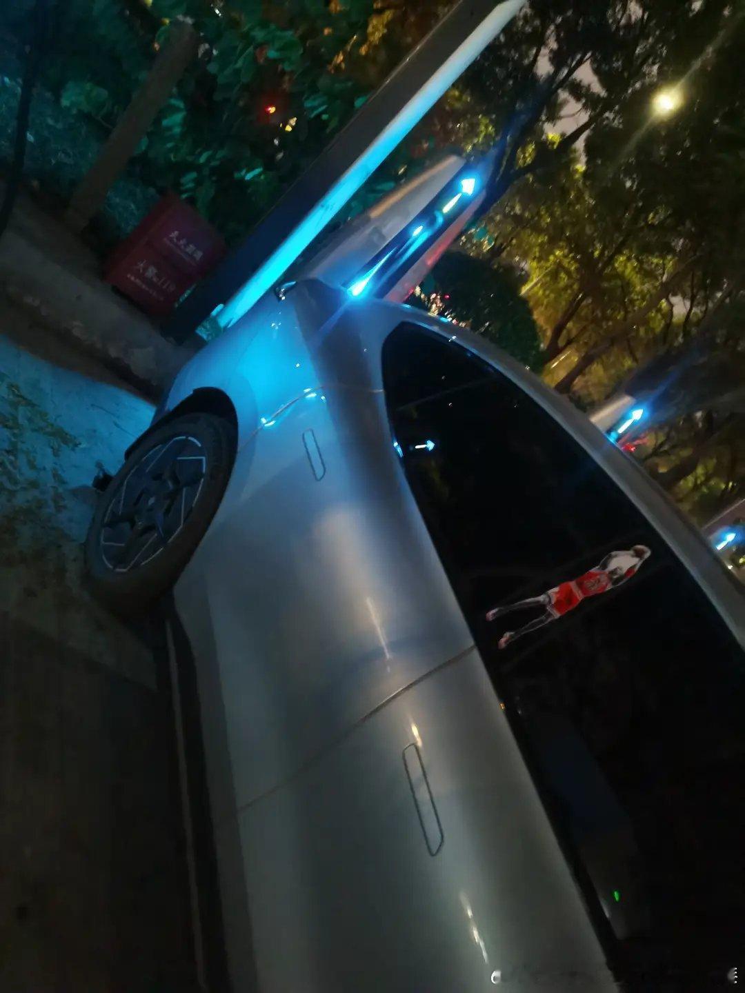 如果你的车是昊铂，还有出行焦虑吗？作为车主，肯定的告诉你，绝对不会。不单单是遍布的广汽充电桩，更有一年2200度的免费充电额度，从从容容补能。还有自己的家用充电桩，谷峰用电一度只要两毛几，太划算了。出行前，先用家用充好，出去了再到自营桩免费充电，全程只需高速费，最长一次，跑了接近800 ​