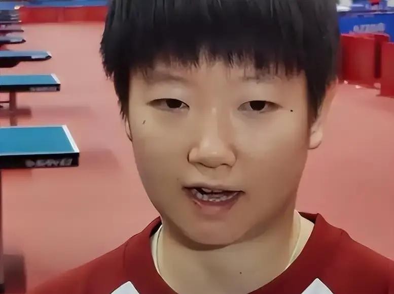 王曼昱4比2夺金采访遭喊“别擦边”，第六局15比13逆转被一句杂音抹掉，孙颖莎坦言下届亚运五年后自己可能等不到了
名古屋女单决赛打完不到一天，王曼昱刚对着采访话筒复盘比赛，看台上就砸下来一句“王曼昱下次别擦边了”。她愣了一瞬，没回头，接着把采访做完了。
第六局8比10落后，孙颖莎手握两个局点。王曼昱