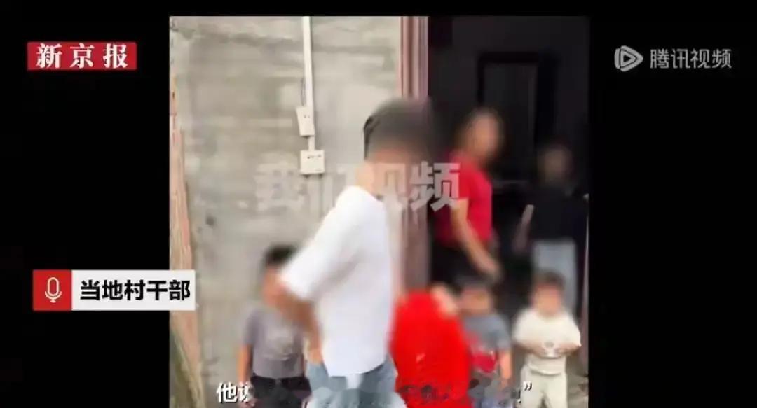 广西钦州一户人家：工地受伤后没法干重活，结果一口气生了十三个孩子，日子越来越紧。

：热闹也会把人压垮

黄姓的那位爸爸今年49岁，妻子42，两人结婚二十多年了，家里有13个孩子——8个男孩、5个女孩。大女儿已经嫁出去了，二女儿还在读大学，大儿子18岁上学，最小的才两岁多，家里几乎天天像赶集似的热闹