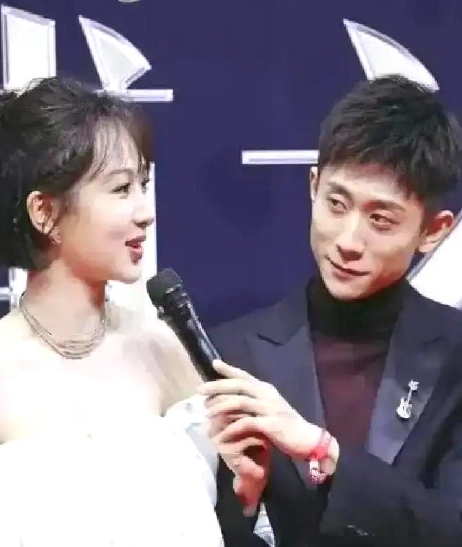 杨紫问张一山：“你是不是暗恋我十年？”张一山回：“你不是我的菜，是主食。”

他俩的关系，宋丹丹一句话就说透了：“太熟了，跟亲兄妹没差。”从《家有儿女》到现在，整整二十年，初中同学，大学同班，从未走散。

杨紫说跟他谈恋爱，像跟亲爹谈，浑身别扭。张一山倒直接，公开喊话：“你飞吧，我给你垫后。”

等