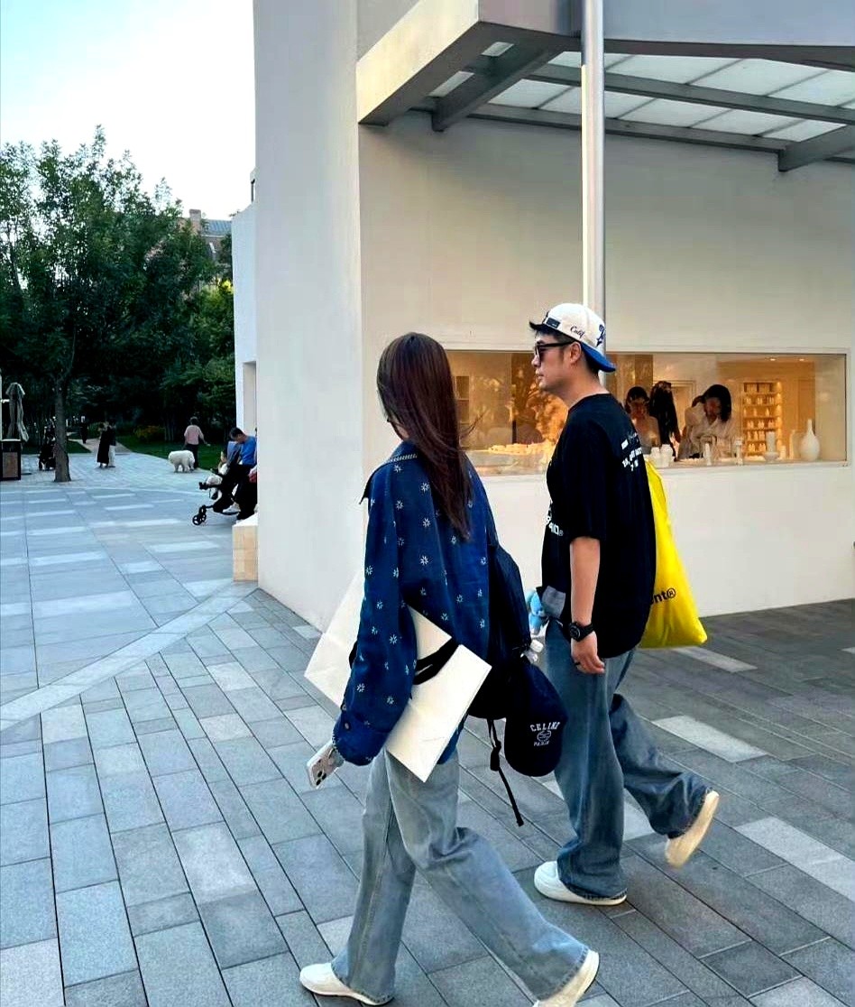 阿那亚的海风里，陈赫盯着张子萱冷不丁来了一句：“你当年做模特那时候，势头多猛啊。”

张子萱没接话茬，拢了拢被风吹乱的头发。两人难得甩开一堆通告琐事，跑到这片沙滩上压马路。当年那个在镜头前灵动的人，现在满脸都是烟火气。

她搓了搓手笑着说，时代不一样了，现在能捂上耳朵不听外面的声音，牵着手随便逛逛，