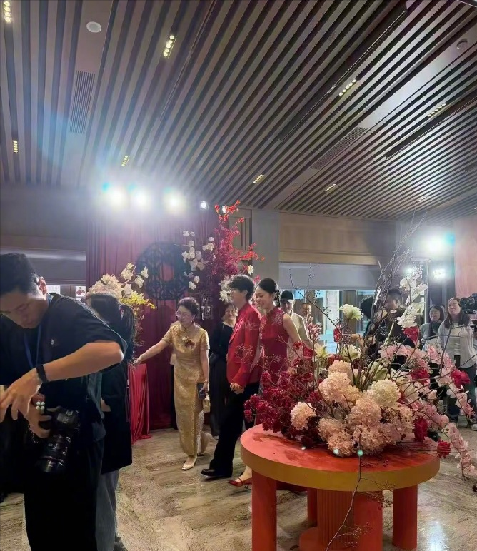 40岁歌手许嵩官宣结婚，妻子是比他小14岁的主持人冯禧，两人婚礼现场照和未被发布的婚纱照被参加婚礼的网友曝光了！
9月19日晚，歌手许嵩和主持人冯禧一起官宣了结婚的喜讯。
他们发文：我们的人生故事写到了新的一章，谢谢关心和祝福。
与之搭配的是2张婚纱照，婚纱照是在草原上拍摄，男帅女美，很养眼。
据了