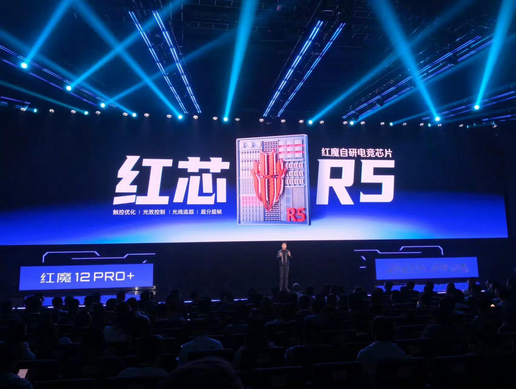 国补后6499元起！咱就是说这次的红魔12 Pro+，能感觉到它不想只做一台单纯的游戏机～可以说是颜值、性能全方位进阶了～最让人眼前一亮的就是第九代屏下真全面屏，做到了185Hz高刷，没有挖孔的视觉观感很舒服，还有专门的护眼调校。性能自然不用多说，第六代骁龙8超级至尊版+红芯R5双芯，跑分突破560万 ​