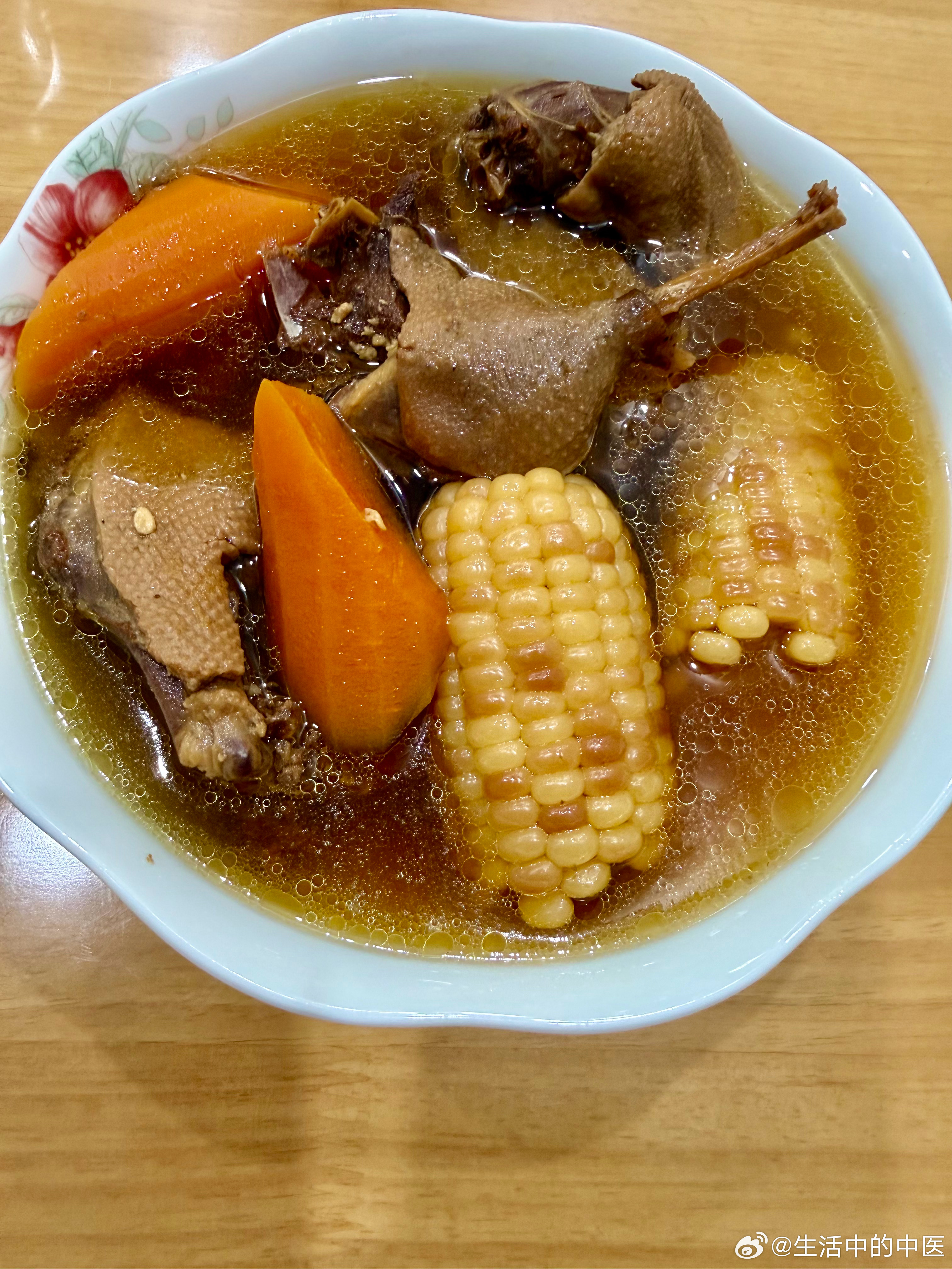 煲老鸭汤，配料放了胡萝卜和玉米，鲜甜的不行。 ​​​