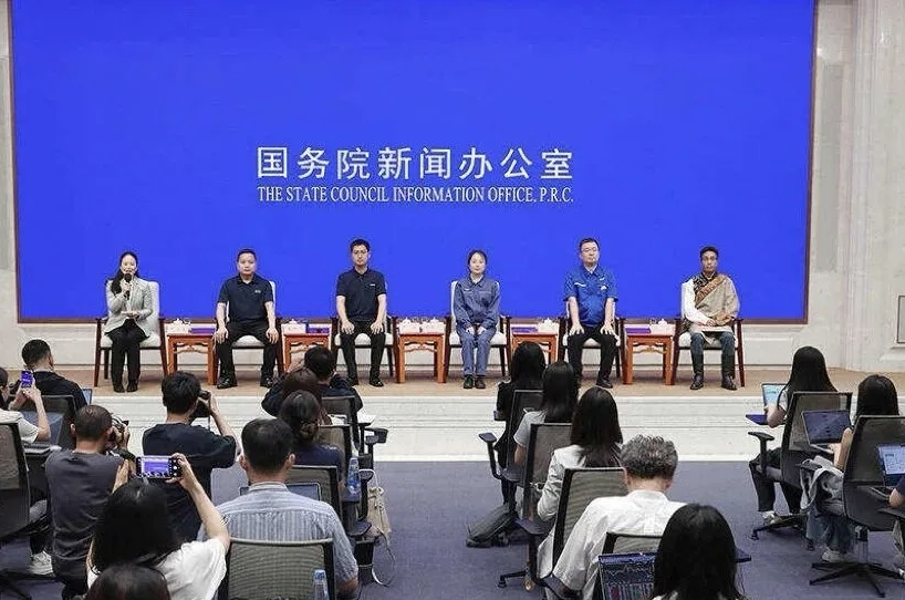 从被拒之门外到成为座上宾，这条路，郝雅丽走了整整四年。

2026年7月8日下午
