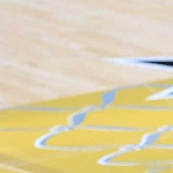 NBA总决赛启幕，纽约尼克斯队赢球抢到主场优势。布伦森得到30分，唐斯...