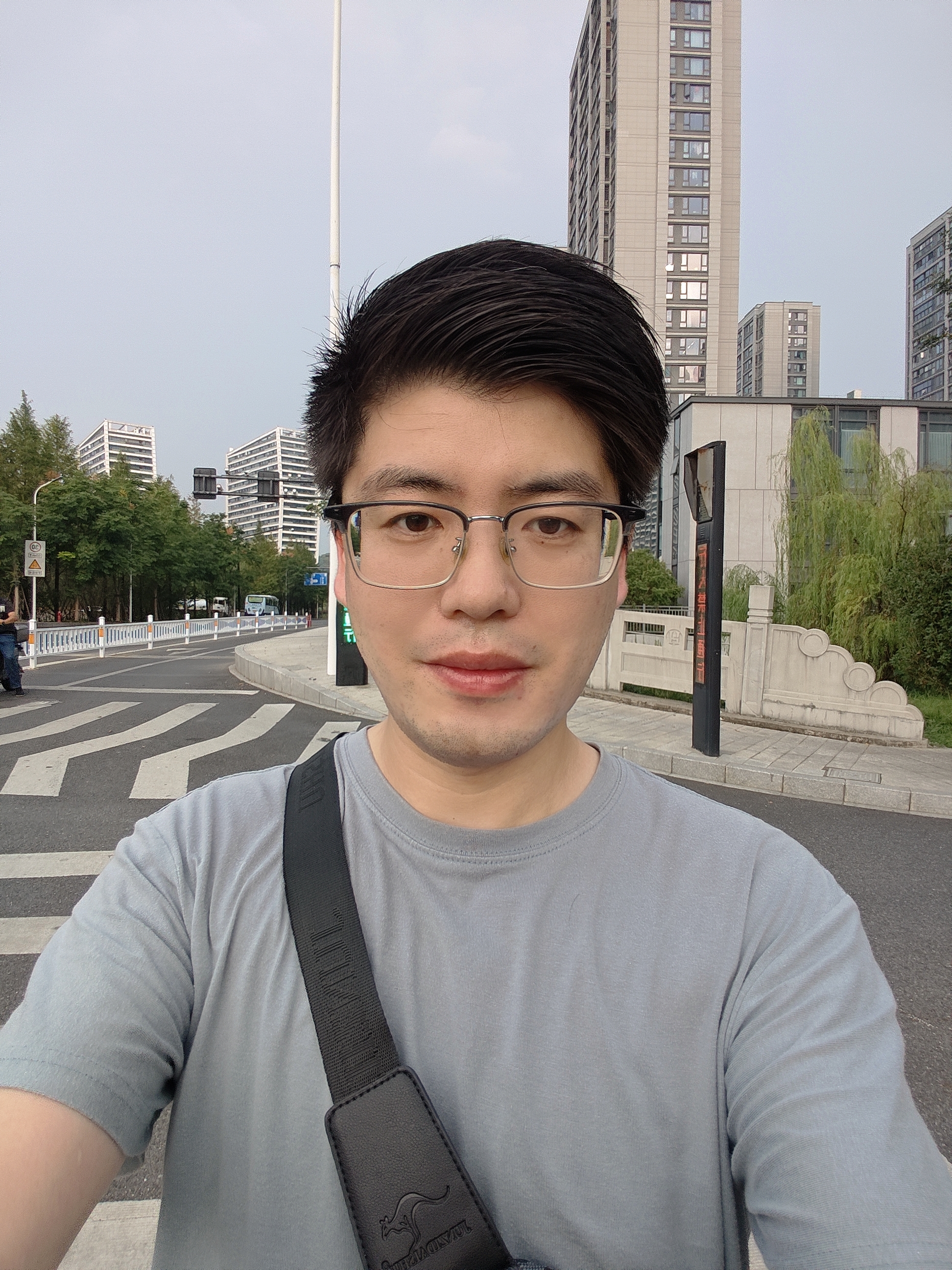 今天早上十点钟的时候
突然跳出一条新闻：刘欢去世了
当时的第一反应就是不可能吧