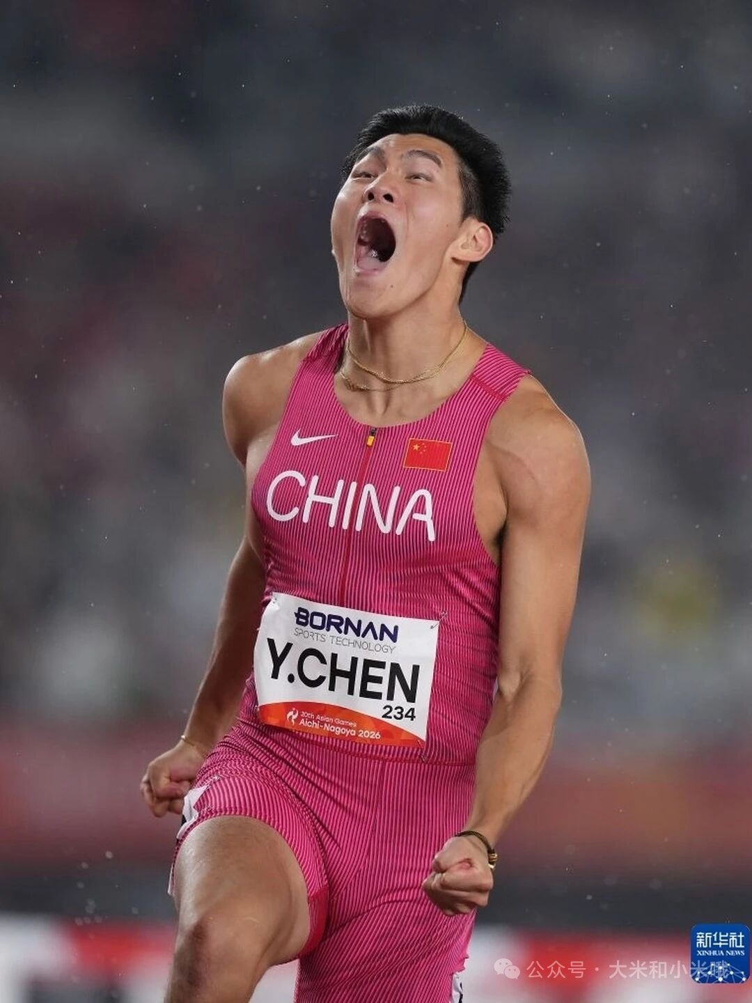 #陈圆将110米栏金牌#20岁跑出13秒15，中国队等了8年13秒15，20岁的陈圆将冲过终点后，在雨里连着吼了好几次。
今晚的男子110米栏决赛，他拿下金牌。日本选手村竹拉希德13秒29获得银牌，菲律宾选手托伦迪诺13秒48拿到铜牌。另一位中国选手刘俊茜在第2个栏打栏摔倒，没能完成比赛。 ​
