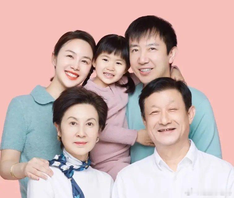 梅婷前夫鄢颇与家人过节大合照曝光。鄢颇现任妻子李呈媛也是一位演员，她曾在赵丽颖张翰主演的《杉杉来了》中饰演丽抒，还有她拍的养生堂广告也是给人留下深刻印象，妥妥的美女一枚。 ​