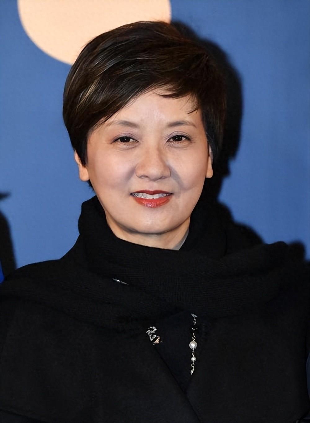 终于明白

邓婕当年为什么宁愿不生孩子，

也要坚决嫁给张国立了。不是因为张国立长得好看，也不是因为他有钱，而是这个男人真真切切把她放在了心尖上。

两人1988年认识的时候，邓婕凭《红楼梦》里的王熙凤红得发紫，张国立却只是个刚离婚、没钱没名气的穷小子。为了追她，张国立天天变着花样送早餐，听说她是重