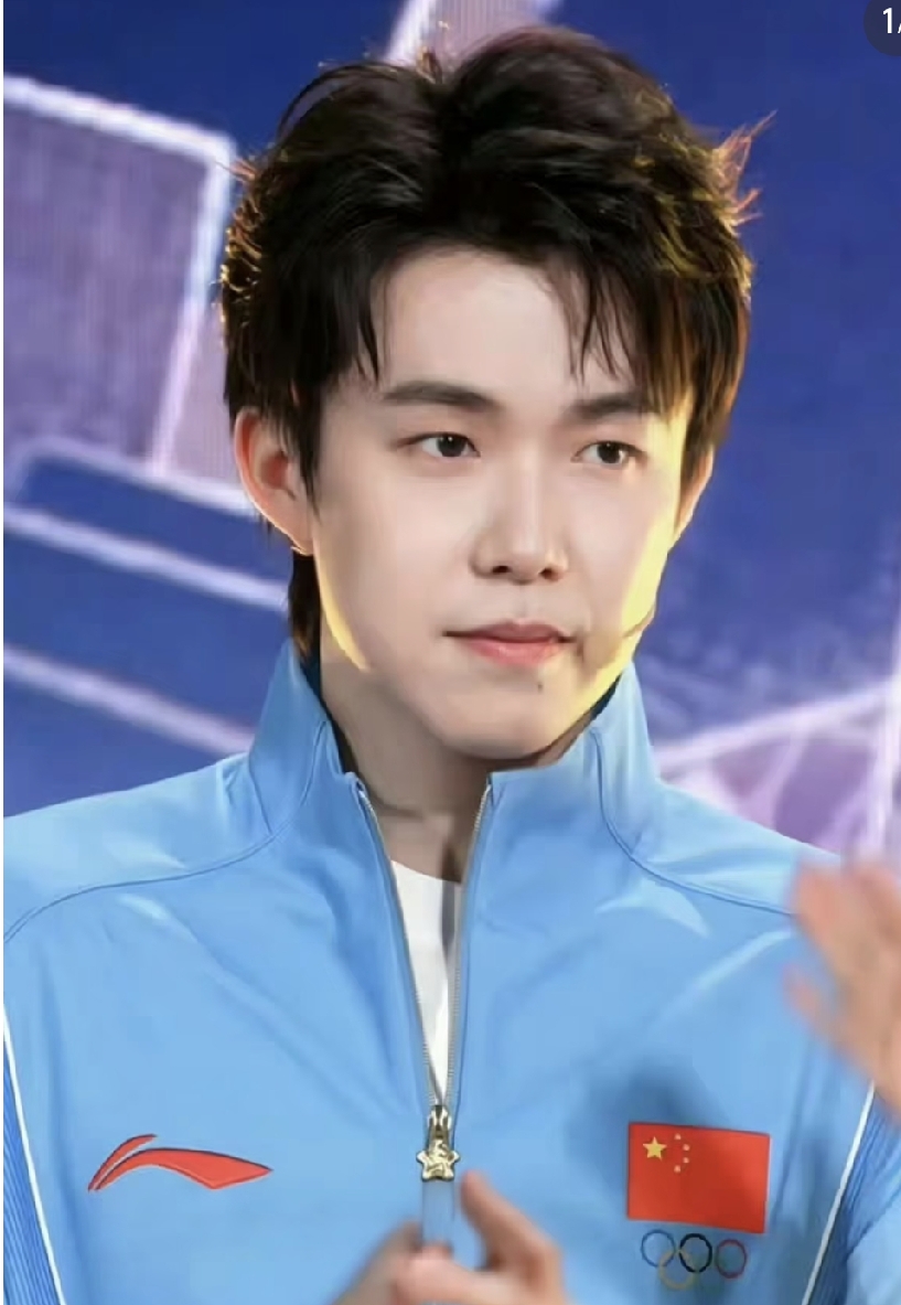 王楚钦：泪目！他这个队长当的比马龙难！
      亚运会乒乓球男单半决赛，王楚钦4比1战胜伊朗选手阿拉米扬晋级决赛！
     王楚钦他的本体是一名创造了乒乓球项目许多历史的卓越的乒乓球运动员，是中国国家乒乓球队男队队长，更是一个激励着许多人勇敢追求梦想
打破思想桎梏的中国青年代表。