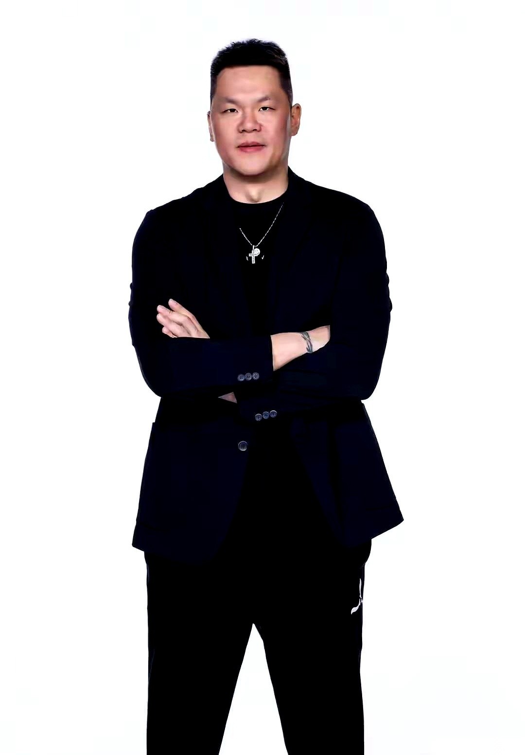 广东男篮一纸官宣，直接把球迷圈炸开了锅：干了这么多年的总经理朱芳雨辞职了，摇身一变成了队史首位“荣誉顾问”。
外行看热闹，以为这又是哪出人事大地震。但老球迷盯着那几行字看了半天，嘴角一咧：这哪是下岗，这分明是给自己敲定了一份“不打卡、不干脏活、面子拉满”的神仙差事。
朱芳雨随后就在自己的账号发了篇长