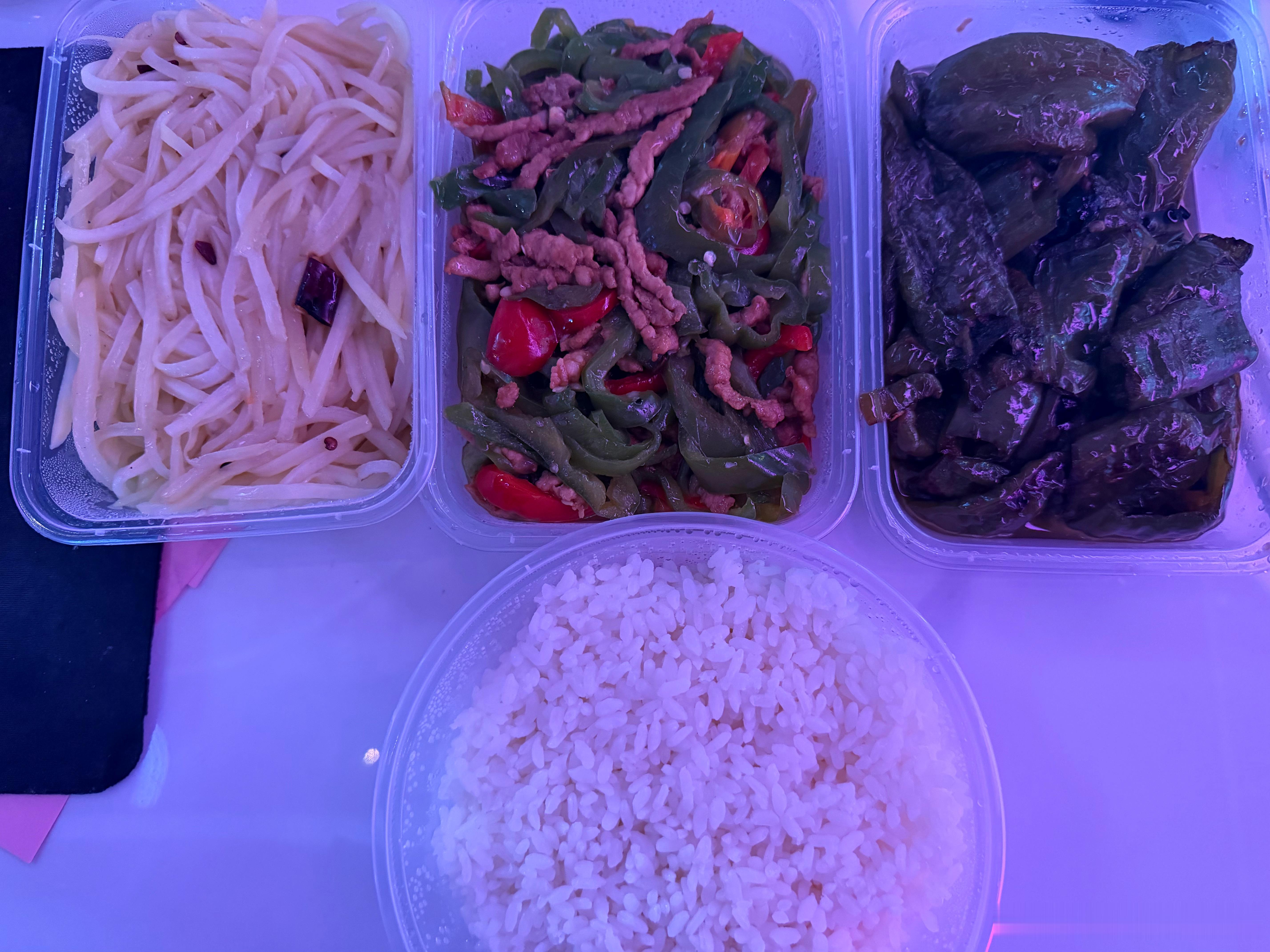 别人按时吃饭，我加班吃外卖，心酸但管饱…… ​​​