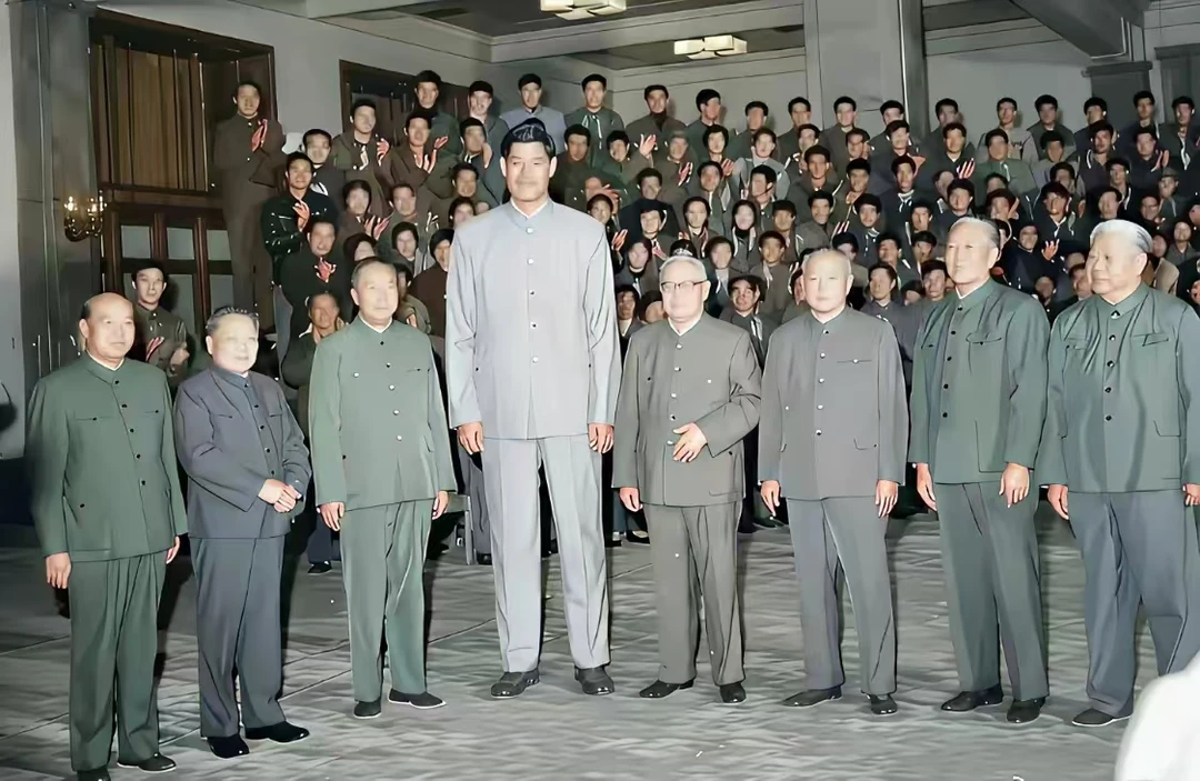 1978年，中国男篮主力中锋穆铁柱与中央领导同志合影。穆铁柱作为亚运会中国男篮夺