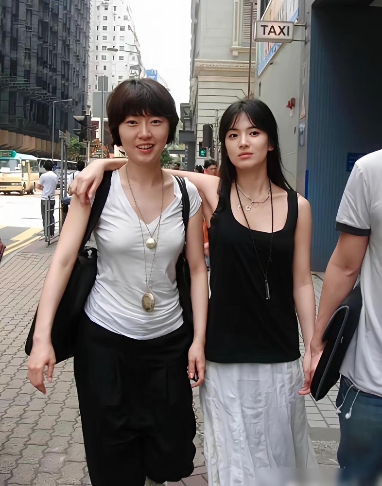 跟了14年的经纪公司，说不要就不要了，宋慧乔这回玩真的。

韩媒刚爆出来，她正式离开UAA，自己单干开工作室。造型师、核心团队，一个不落全带走。这哪是跳槽，这是直接掀桌子。

再看她下半年跟孔刘那部新剧，制作费砸到800亿韩元。她演的角色叫敏子，把成功看得比爱情重，为达目的不择手段。

戏里戏外，简