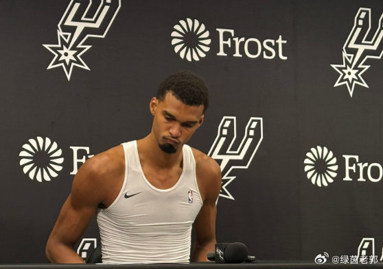NBA揭幕战今日进行，马刺在主场104-116不敌雷霆。

本场比赛，马刺中锋文班亚马出战34分钟，投篮13中1，三分4中0，罚球12中10，得到12分13篮板3助攻1抢断6盖帽。

文班赛后谈到自己在进攻端的挣扎表现：“对我来说原因显而易见。我需要重新打出我自己喜欢的那种篮球。现在的这种打法，根本不是我热爱的 ​