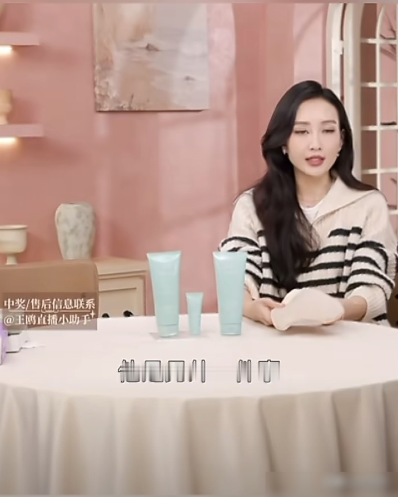 好演员也开始抢李佳琦饭碗了，王鸥这场直播，笔记比剧本还厚。
10月18号她开播，上来先把自己最怕的那句话撂在桌面上：是不是没戏拍了才来带货。
没躲，没用宠粉那套话术糊弄。
她说直播不是演员的退路，是个新职业，得从头学。
筹备好几个月，手写笔记厚到她自己都懵，说上学那会儿都没这么用功过。
选